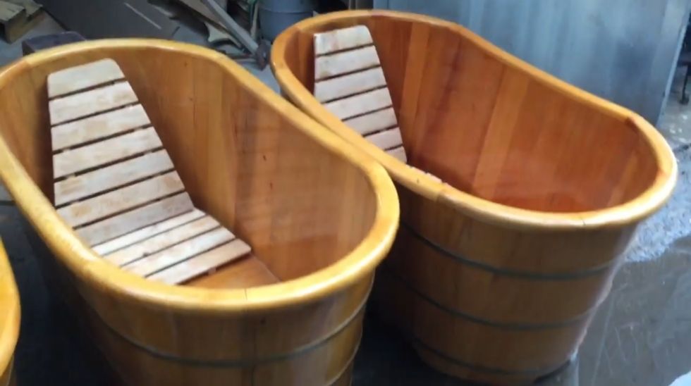 Sản xuất bồn tắm gỗ Pơ Mu