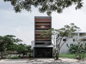 Mẫu nhà phố thiết kế với vật liệu chính từ gạch hoa gió